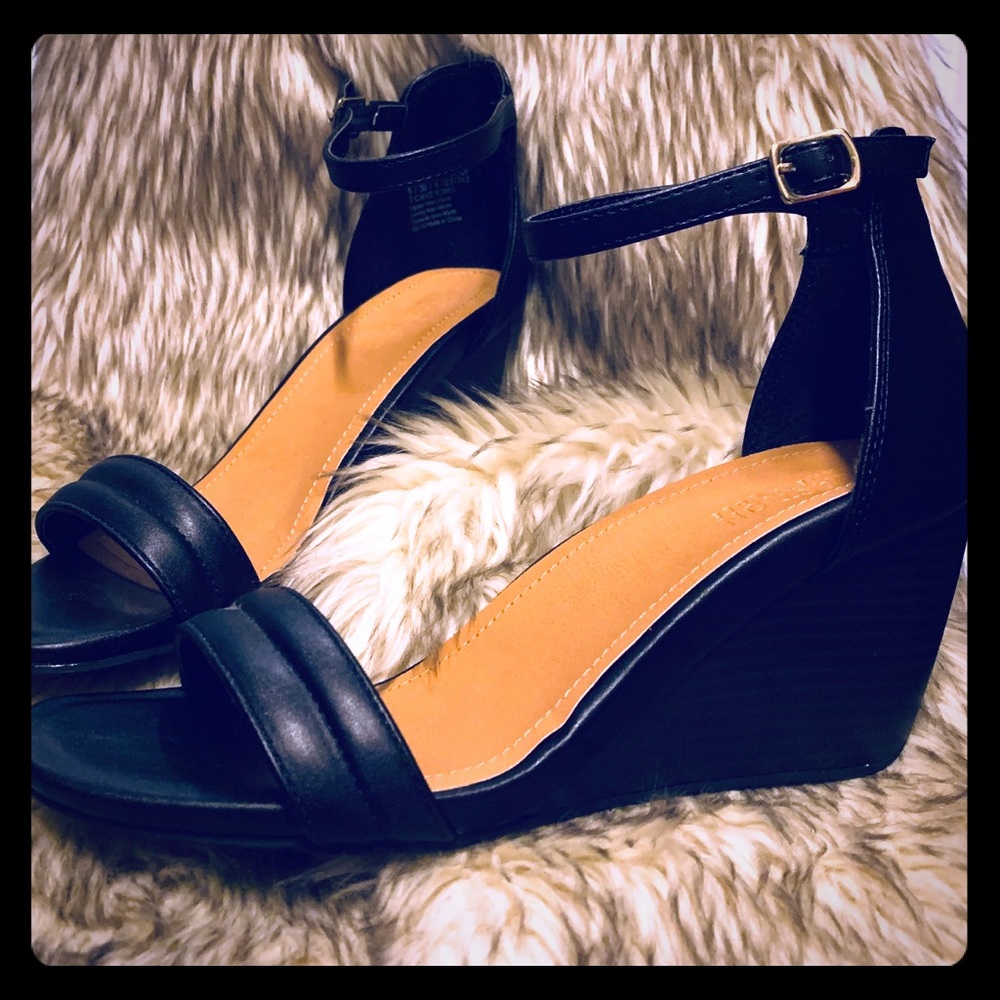 Kenneth Cole Wedge sandals